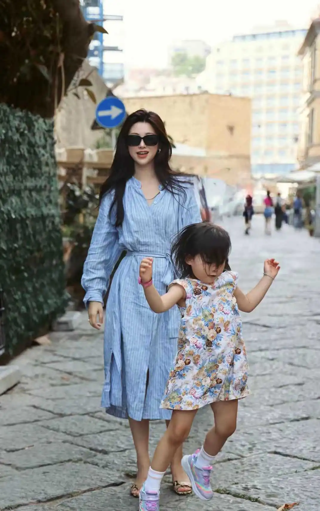 朱珠回京后更新动态，穿束腰蓝色连衣裙气质绝佳，女儿活泼可爱