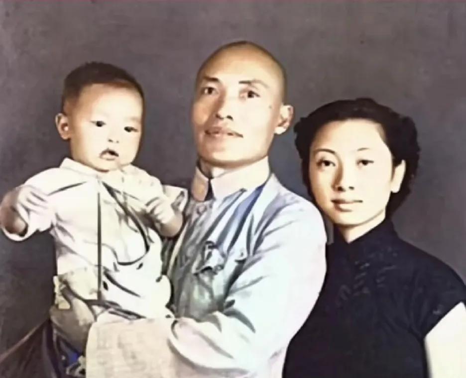 上世纪四十年代，国军悍将黄百韬和家人的一张留影，解放战争期间，其与粟裕大将多次交