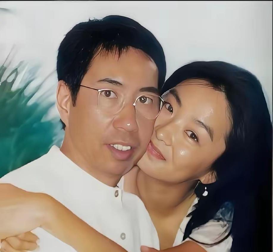 林青霞与刑李源当年的这张合影照看上去好温馨啊！他俩1994年结婚，婚礼轰动香港。