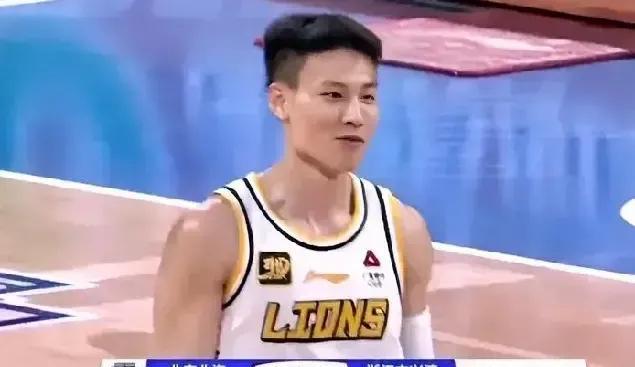 广厦爆冷夺冠！最后一击竟由替补完成。
北京队全队呆若木鸡，他们怎么也没想到，决胜