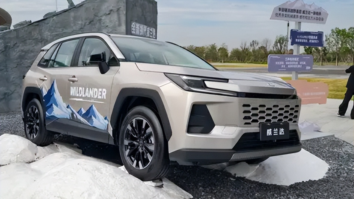 新威兰达16.98万起！15.6英寸屏+鸿蒙系统，2.0L混动版油耗是亮点