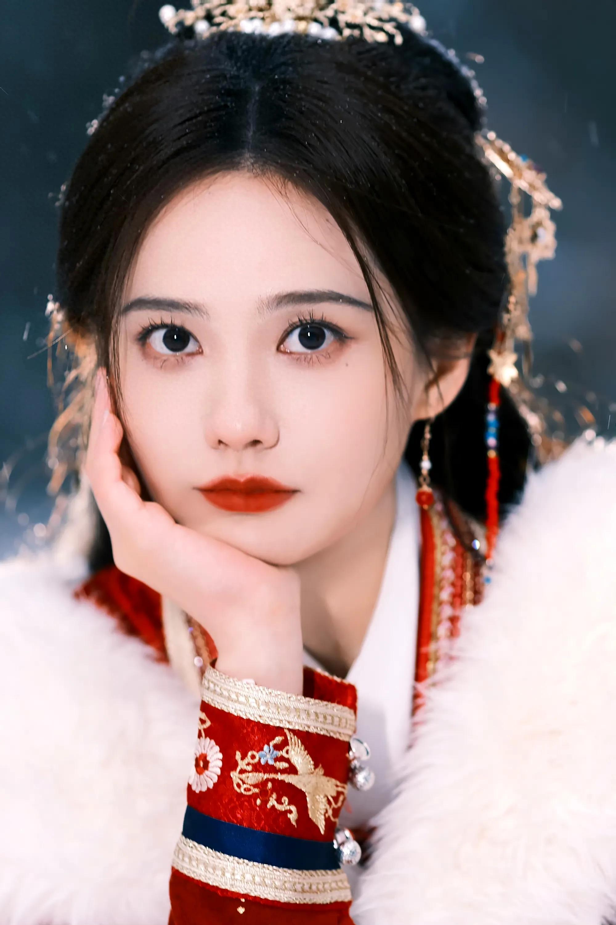 姜珮瑶古风汉服造型：美得像画中美人
