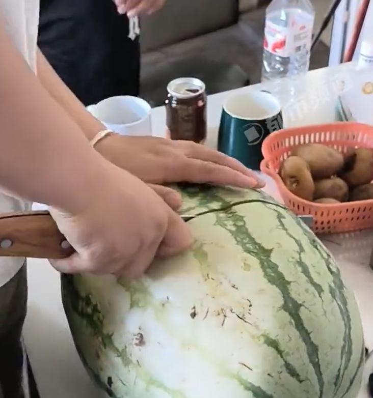 【#网友买到超大西瓜切开后天塌了#】#夏天买西瓜的痛谁懂# 6月22日，四川。网