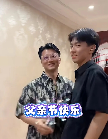 幸福已经溢出屏幕！6月14日，湖南一男生攒钱为自己的爸爸买了父亲节的礼物。提着礼