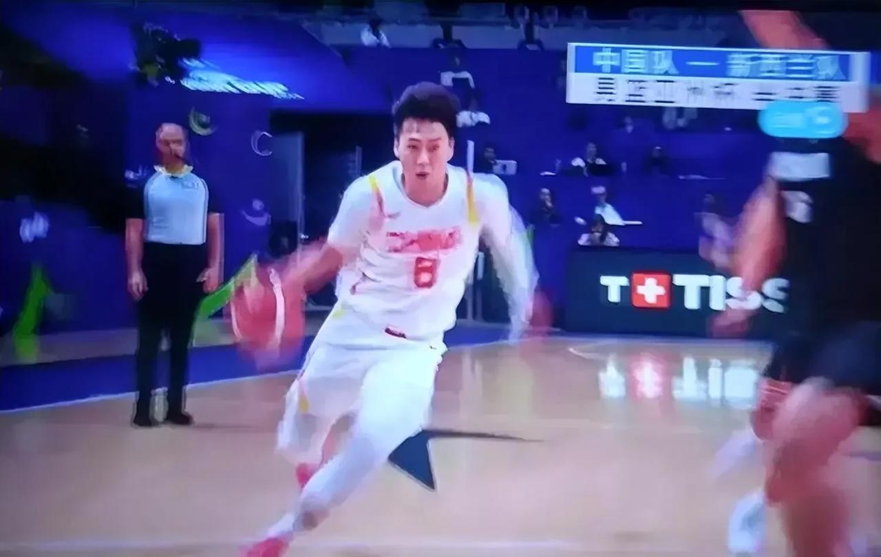 男篮的元老。只有他经历了22年亚洲杯的艰辛历程，也只他见证了中国男篮的从衰落走向