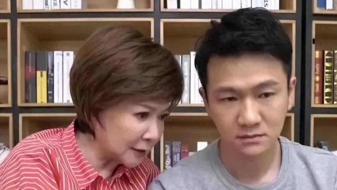 原来他就是蔡明儿子！隐瞒37年不暴露，究竟是何方神圣