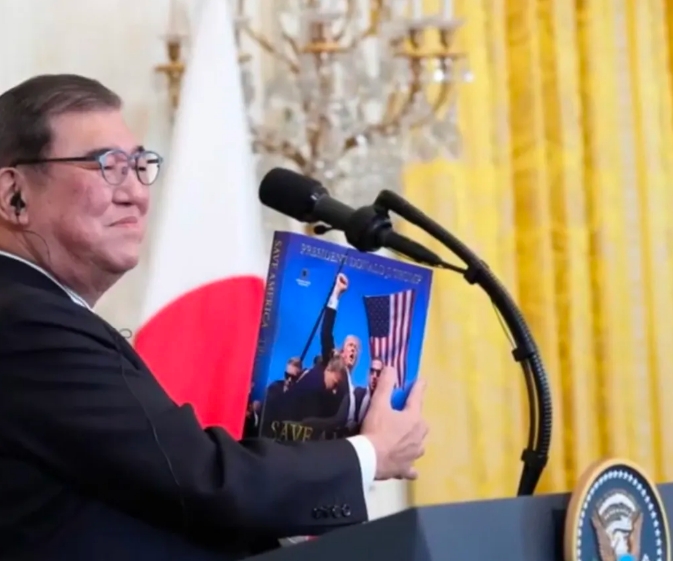 特朗普赠送一本书给石破茂，书本封面就是特朗普曾经在演说时遭到袭击时的照片，书本名