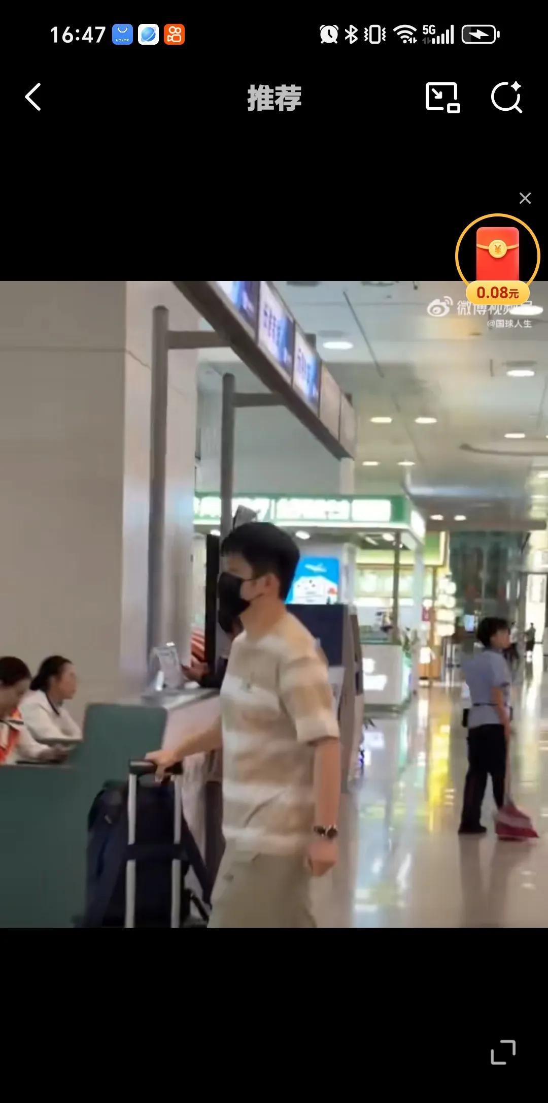 7月23日樊振东一身安踏到达厦门准备参加第二阶段乒超比赛。有网友说樊振东手表很好