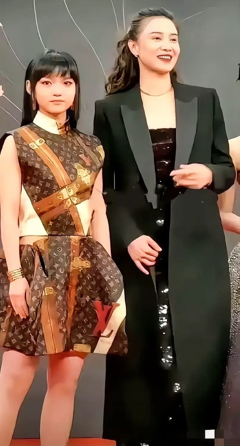 和宋佳合影的女人是谁，很好奇她的裙子是用LV的包组合成的吗？那一道道的特别像胶带
