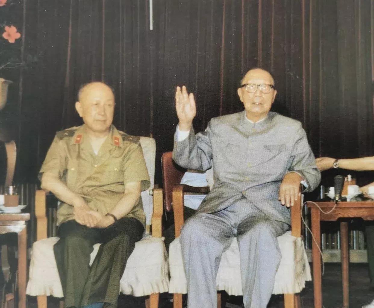 1986年，聂荣臻元帅和钱学森院士在一起，亲切交谈，笑容满面，合影留念，永恒的回
