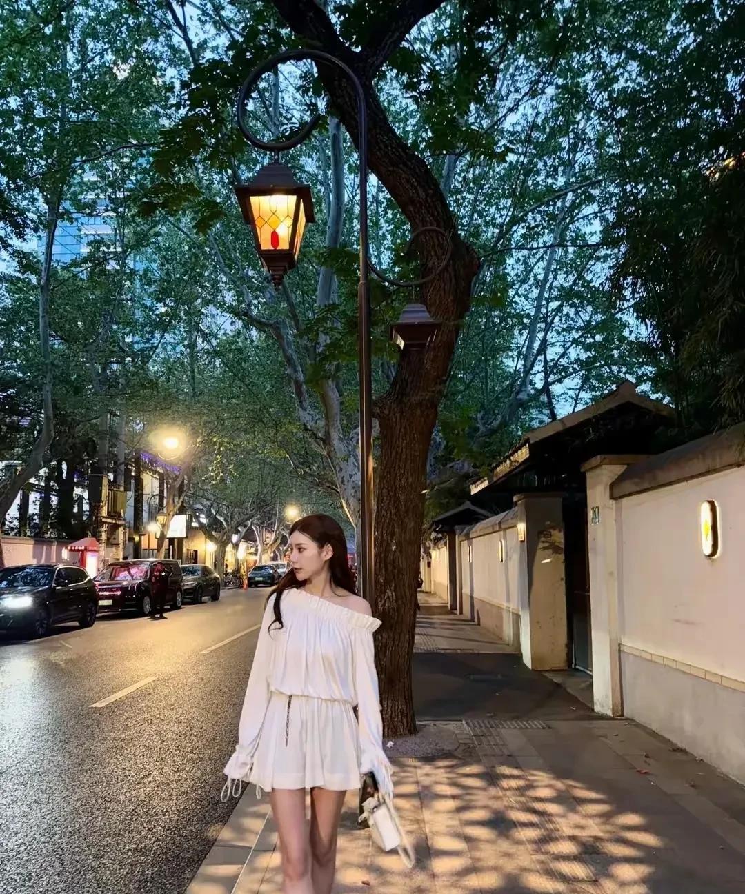 马筱梅还是挺难的
穿衣被黑带娃被怼
汪小菲再爱妻
也不能替她抵挡黑子
而且她近日