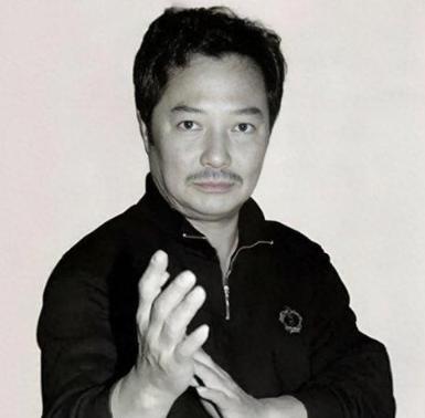 1953年，武术家黄淳梁听闻叶问武艺高，他决定去叶问的武馆看看，黄淳梁一进入武馆