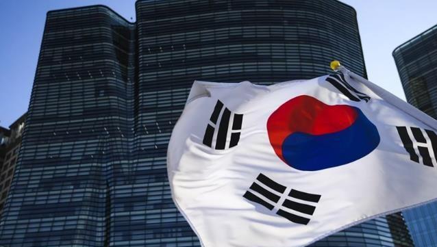 韩国对中国动手。
韩国政府26日敲定针对自华进口不锈钢厚板征收21.62%的反倾