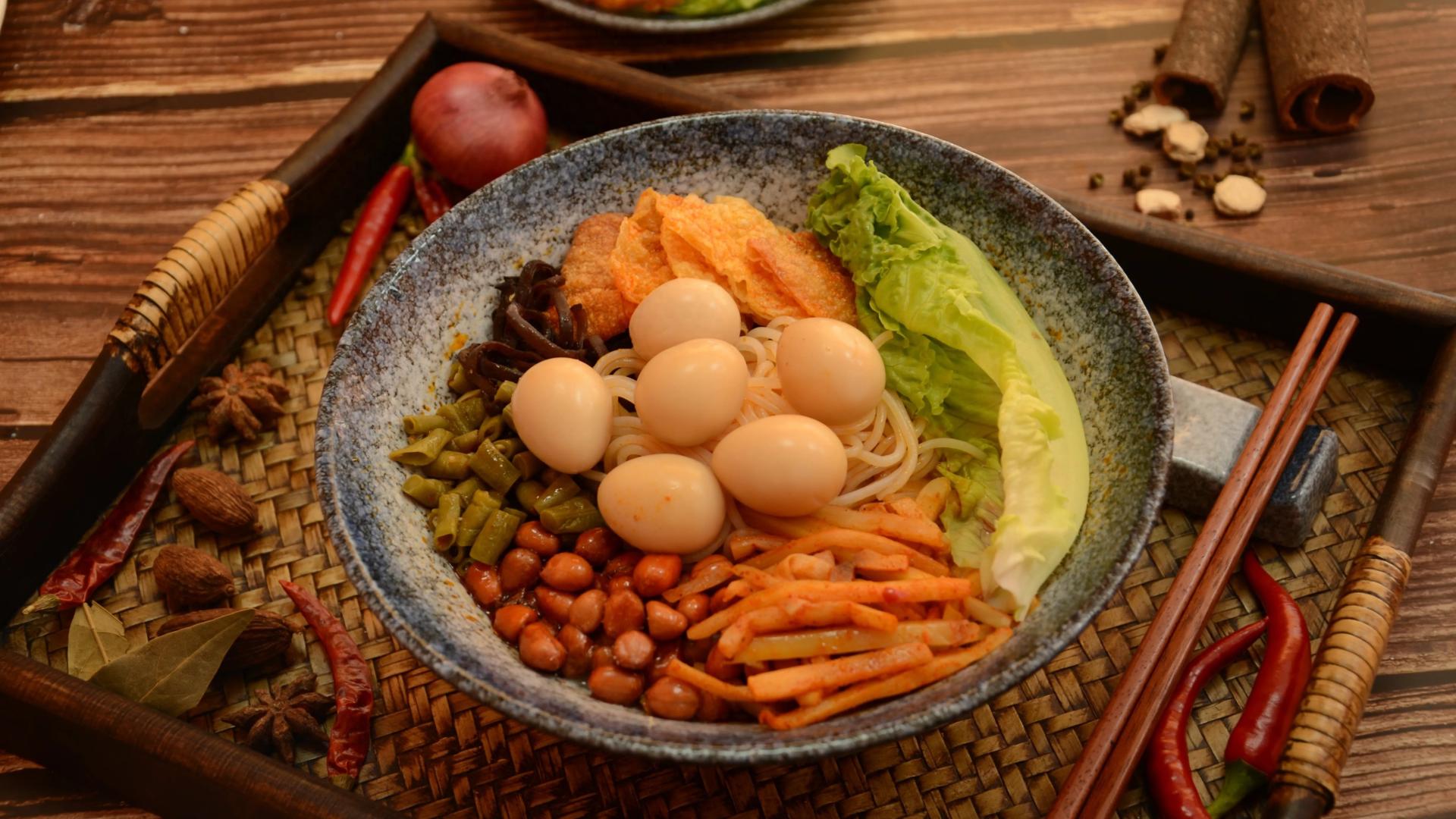 尝过本地正宗螺蛳粉后，才懂得原来一点都不臭，更有海量美食等待被发现。