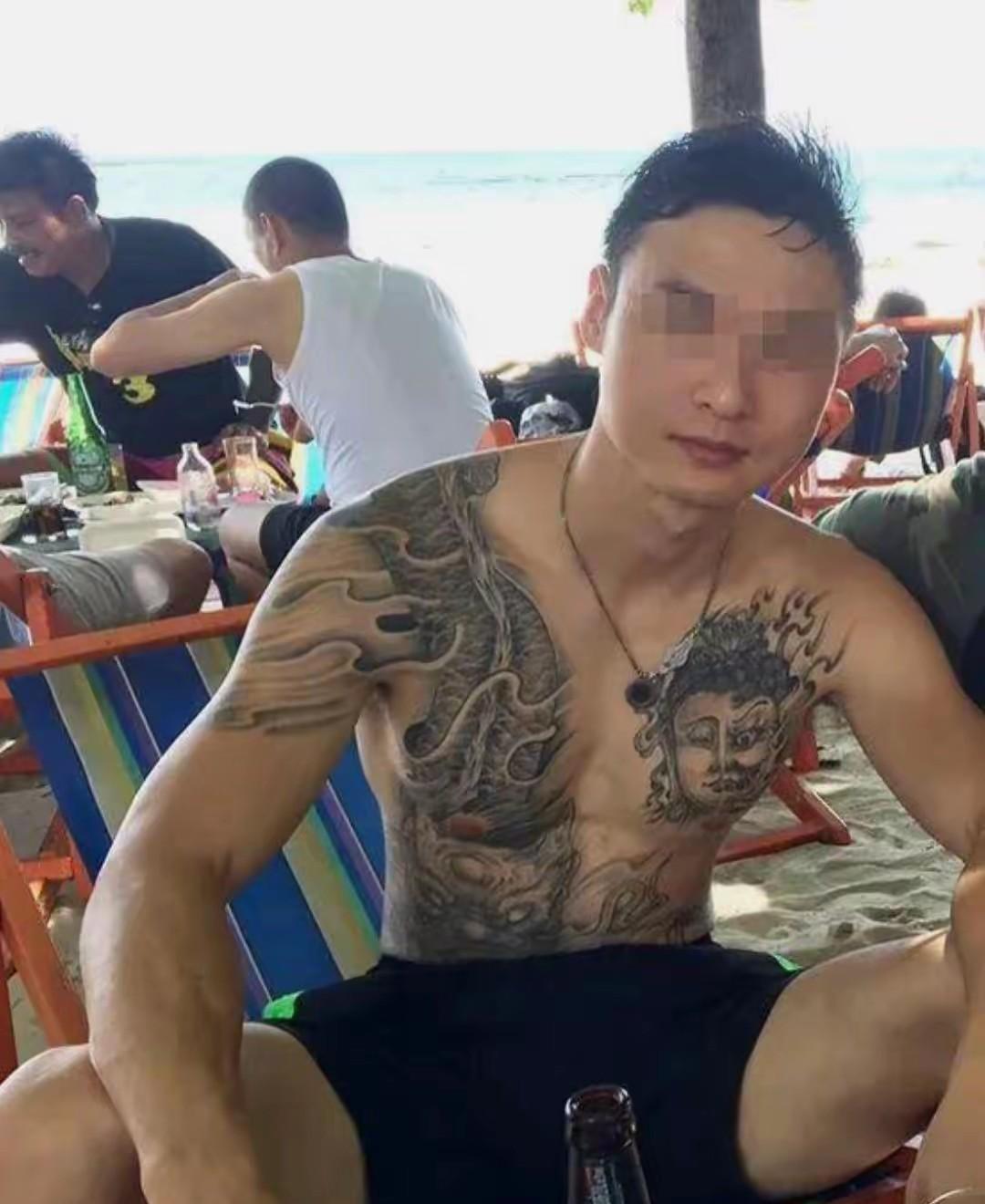 怎么也想不到，年轻且容貌姣好、身价千万的王暖暖竟会看上他。
他看似一脸稚气，上身