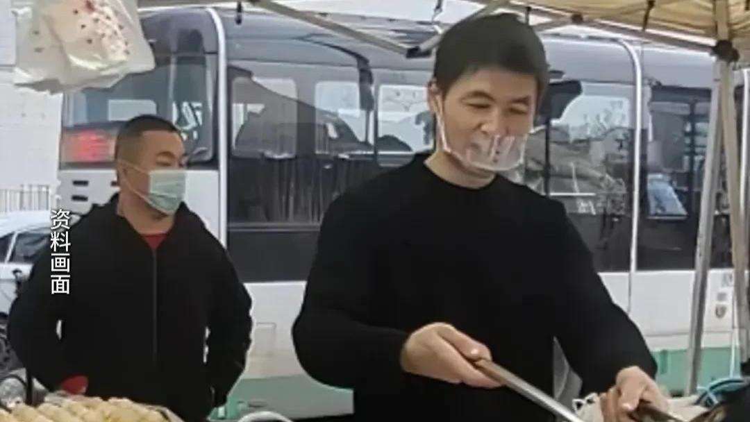 90后小伙炒饭走红，职业选择引热议，平凡人生如何活出意义？