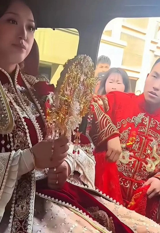 上海，有一对新人结婚，当新郎带着婚车队把新娘子接回来的时候，新娘子不肯下车，要求