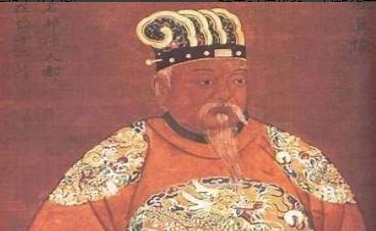 刘邦手起刀落，将拦路白蛇斩成两段。刘邦离开后没多久，一个白发老太太赶来了，她见了