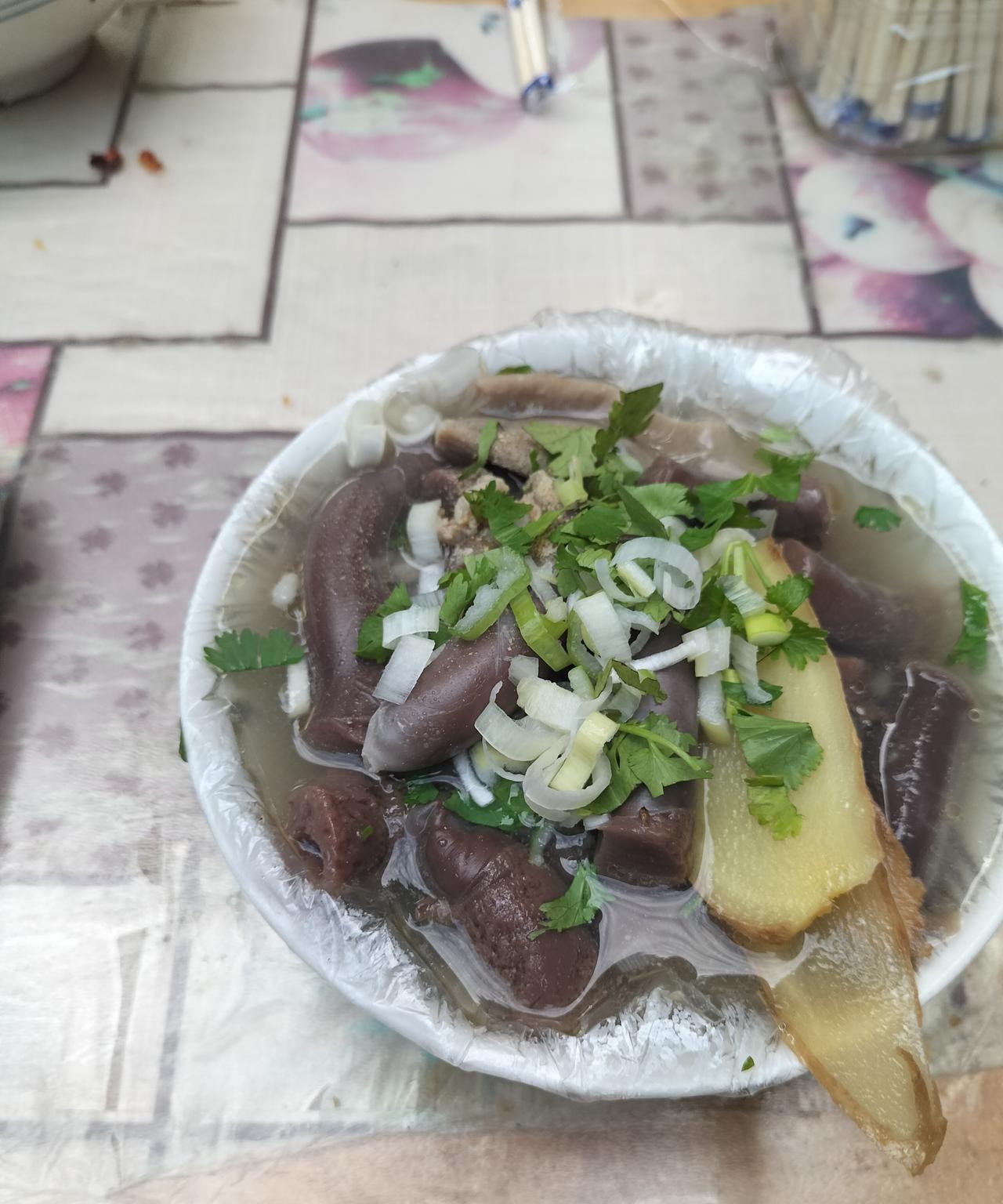 两个多月没来吃羊肠子，觉得味儿不如以前了。
放假时吃过一次，接着是两个月没吃，以
