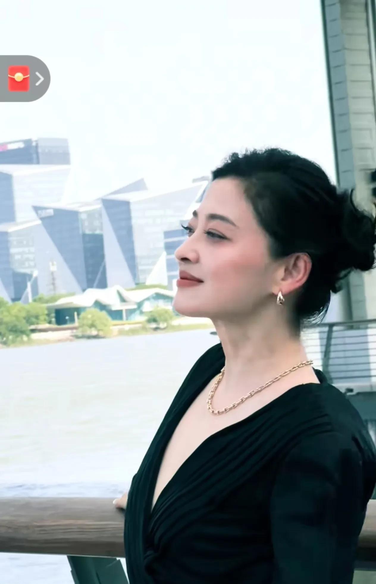 在《电影蛮荒禁地》里，梅婷演绎的角色看似温婉无害，实则暗藏汹涌。她就像平静湖面下