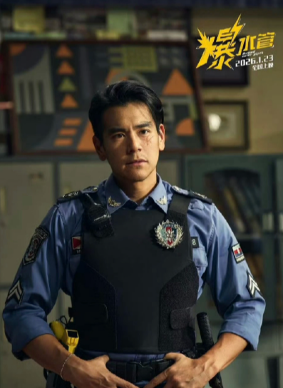 彭于晏虽为主演之一，但在首映礼中未抢占焦点，而是全程紧盯发言同伴，眼神高度专注。