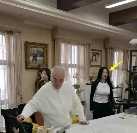 其实徐萌与范晓蕙不合早现端倪，也难怪这个年轻继母会将丈夫的亲生女儿屏蔽掉，能现身