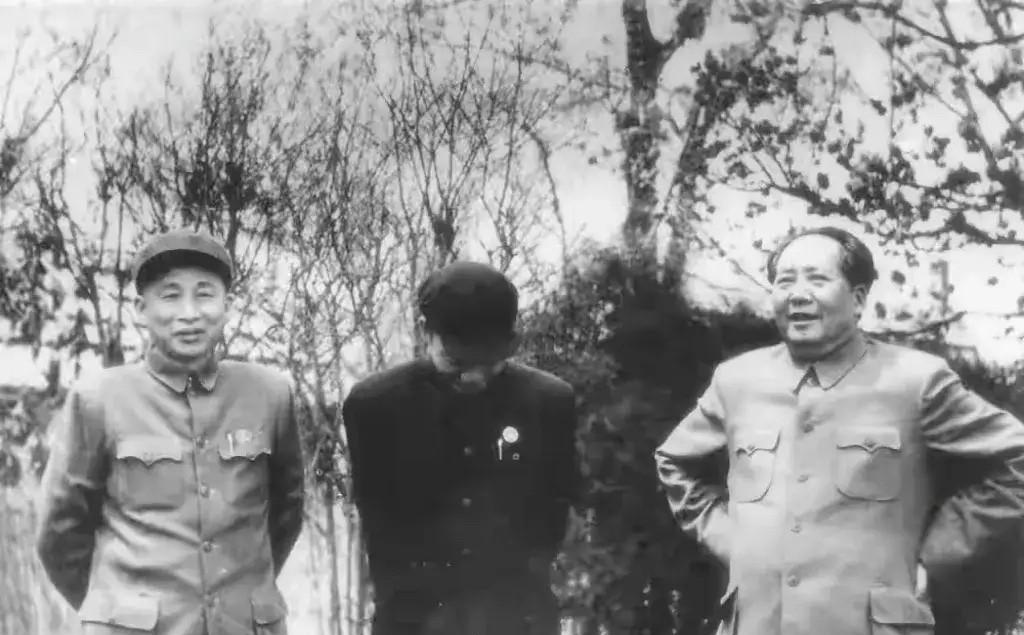 1955年3月，毛泽东主席在湖北视察期间与湖北省副省长王海山（左一）、武汉市委第