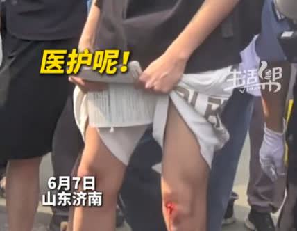 “凭实力坑娃！”高考当天，父亲骑摩托送儿子高考，怎料摔了个四仰八叉，父子二人双双