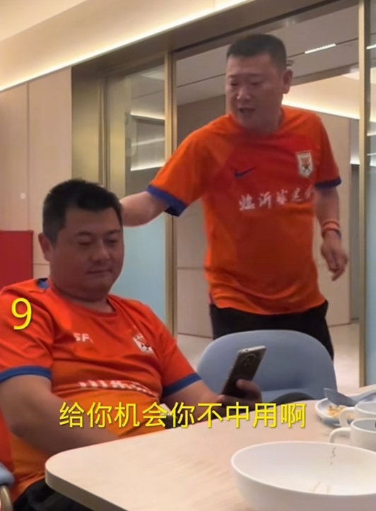 山东泰山知名球迷牛刚显然忍无可忍了。今天，他居然发了一段视频来讽刺克雷桑。要知道