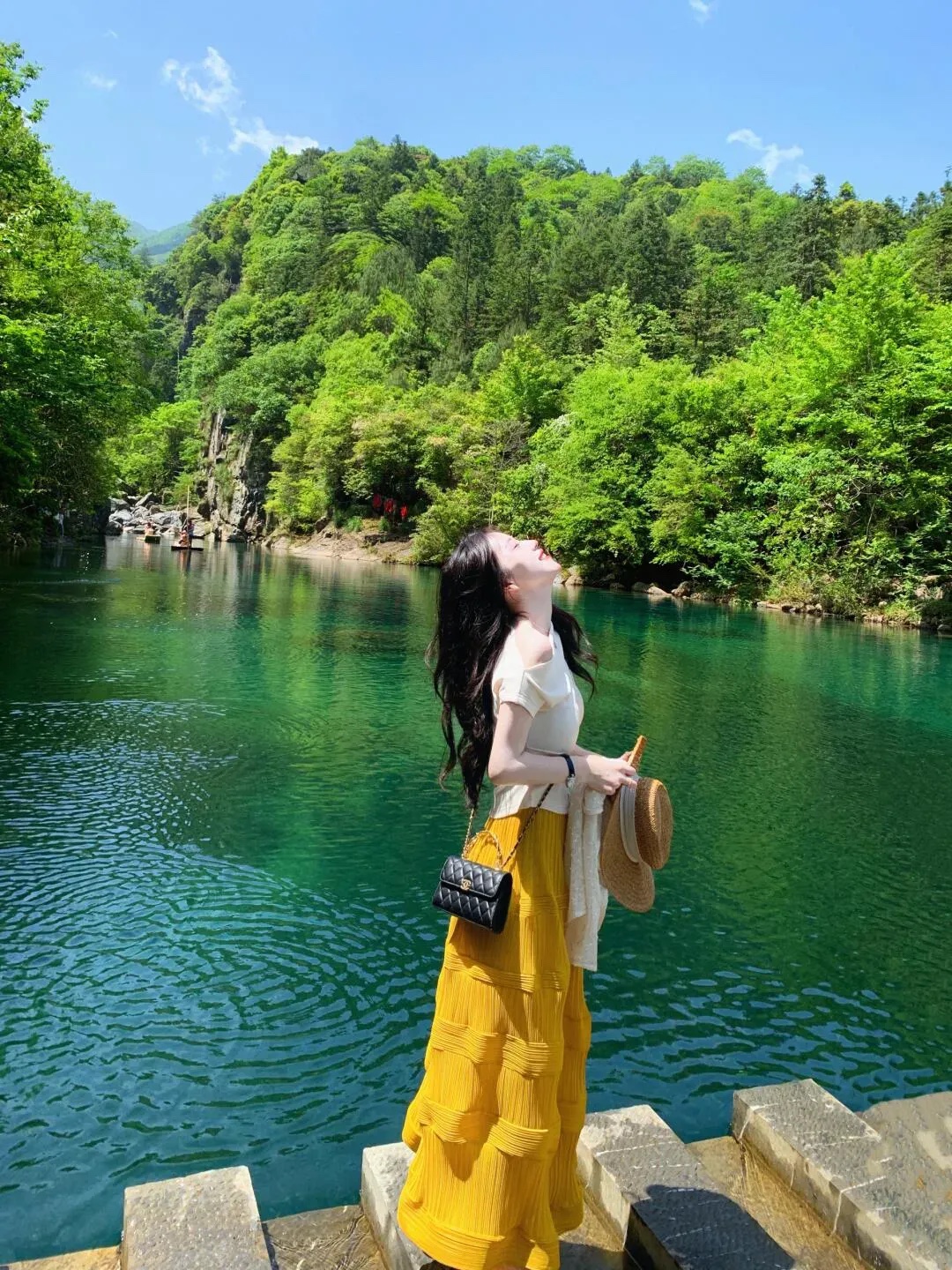 当蜻蜓掠过水面时 我和倒影互换了身份