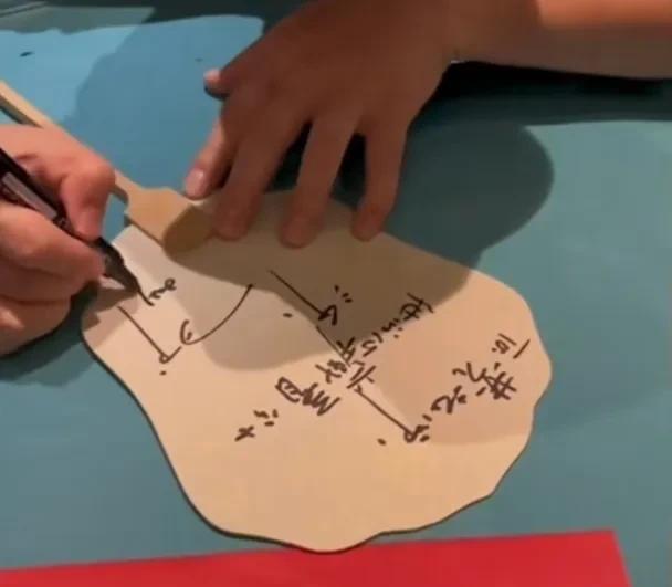 刀郎给粉丝签名，认真的样子太可爱了。
粉丝递过来一把扇子，让刀郎给签名，刀郎拿过