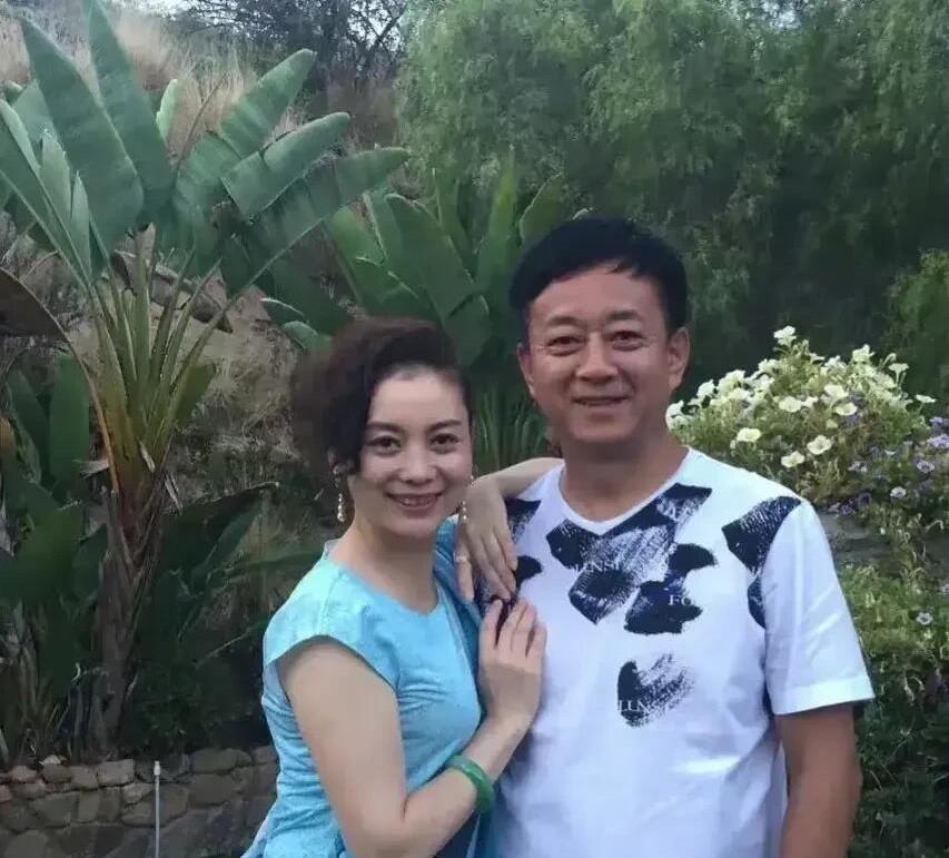 原来他们是一对夫妻！朱军都是大家非常喜欢的一个主持人，口才好，文化底蕴深厚，妻子