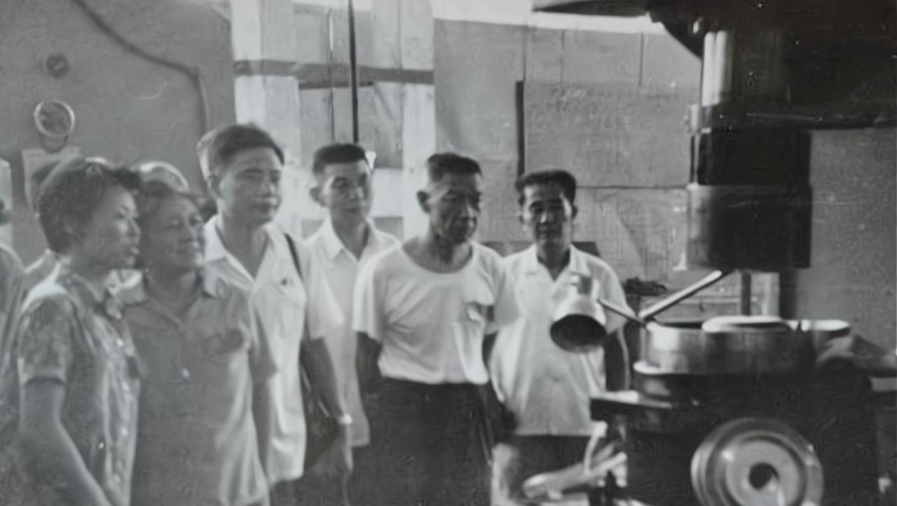 1961年，原沈阳军区司令再次来到某农机厂，视察工厂的生产情况。凭着记忆，司令发