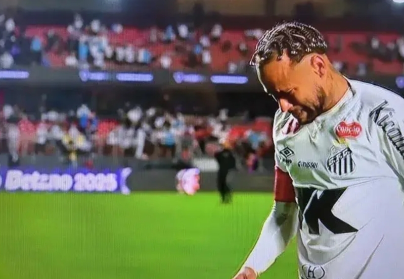 直接被打哭了，不服老不行啊！好歹曾经也是数一数二的世界级巨星，在场上90分钟一个