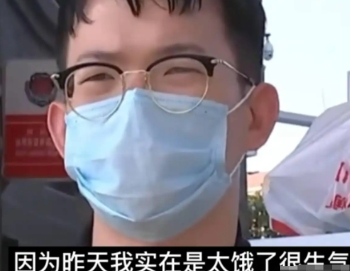 江苏男子外卖被连续偷了7次后，点了两盒变态辣蛋挞，想要教训一下小偷。谁知，隔壁小