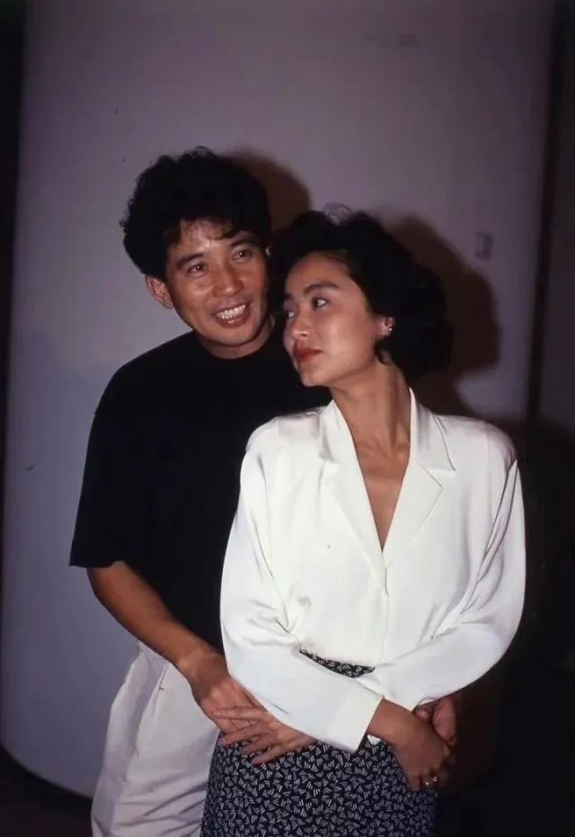 这是林青霞与秦汉当年的合影，看起来他们似乎很幸福。然而，秦汉是个花花公子，无法给