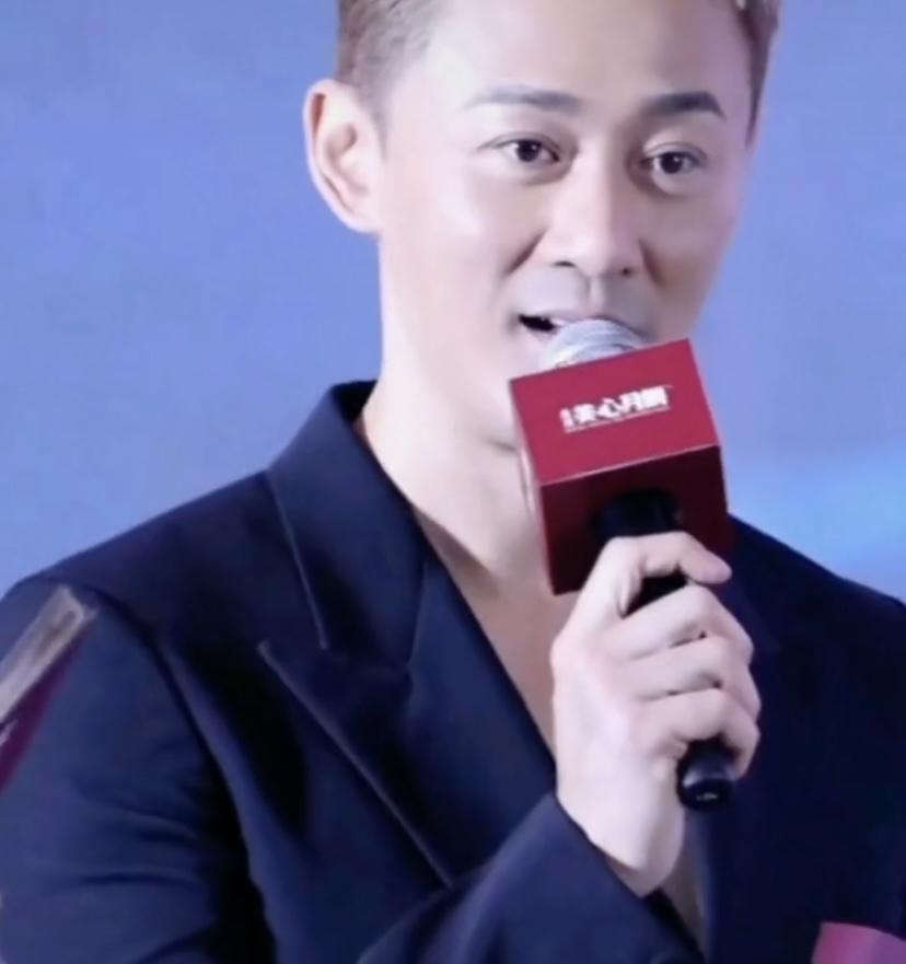 林峯 身穿藏蓝色西装亮相南京ifc商场，出席法式绚丽微雕展活动，那叫一个风度翩翩