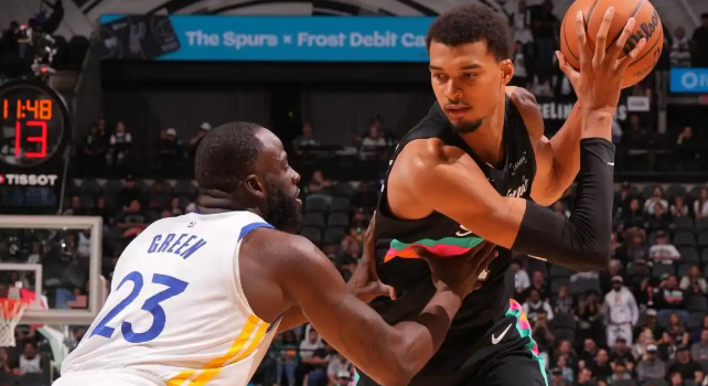 NBA常规赛，勇士125-120战胜马刺。赛后，斯蒂芬-库里接受了记者采访，谈到