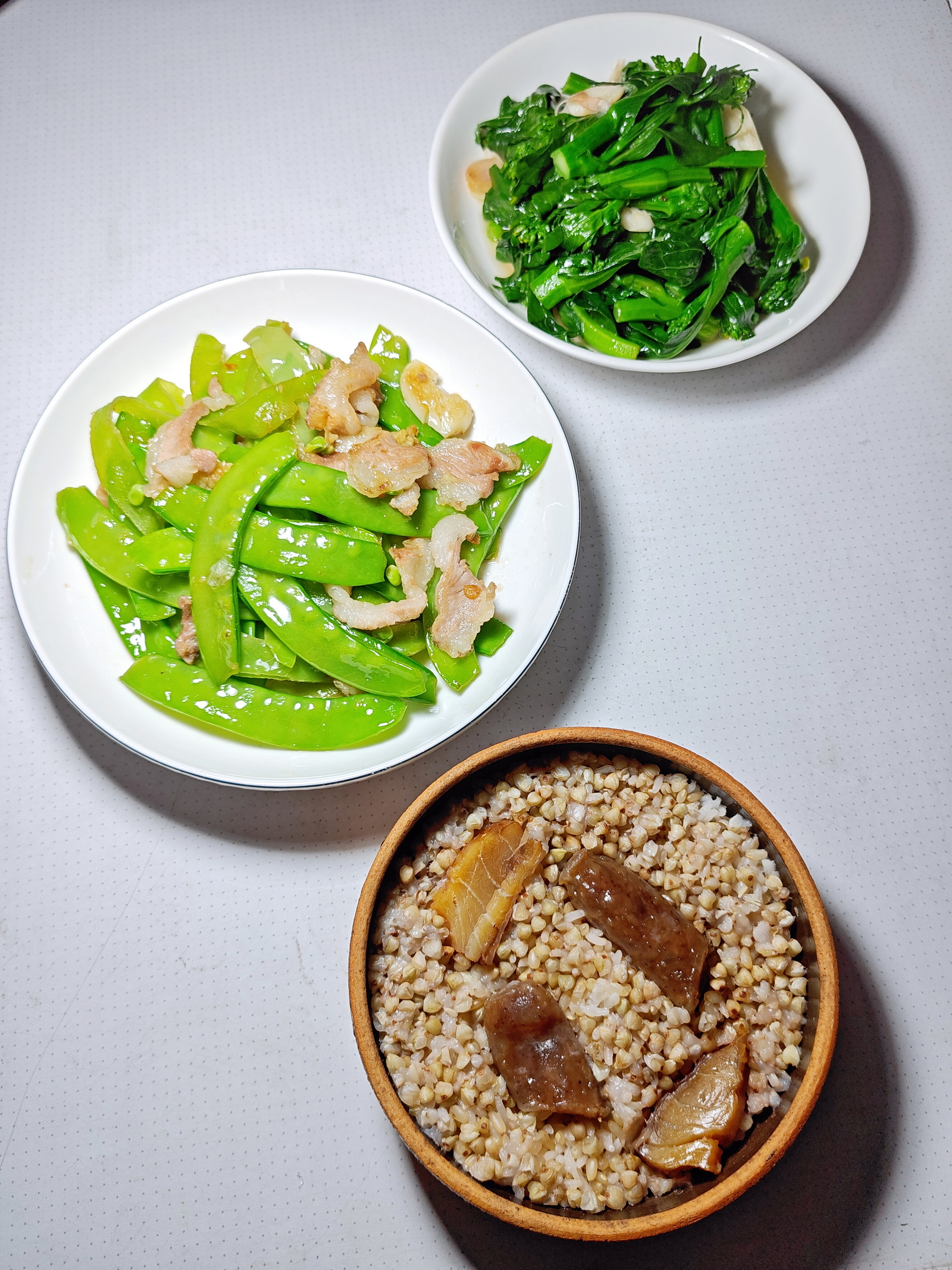 晚饭，腩肉炒荷兰豆，炒菜心，腊肠鱼干蒸杂粮饭。#晚餐# 