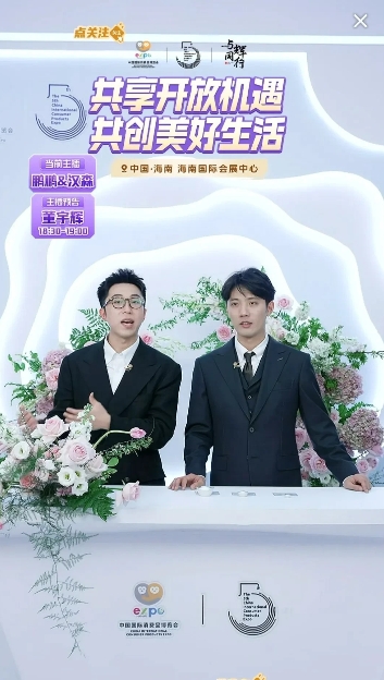 就问你们帅不帅？这俩娃又站一块说相声了小西装一穿简直媲美新郎官

瞅瞅这俩娃，往