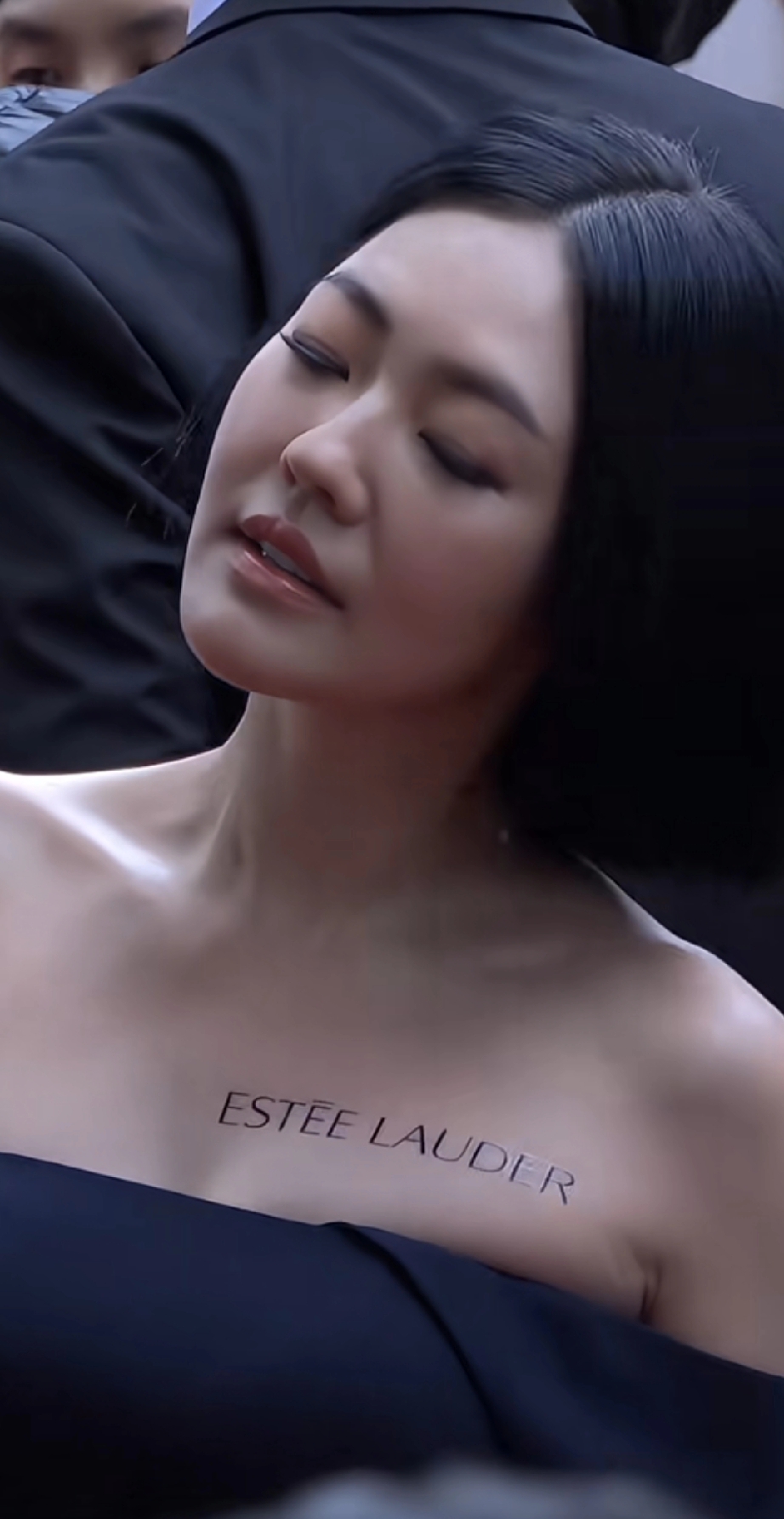 小S颜值回春大秀下颌线，秀身材又送飞吻

看得出来心情很不错，并且对自己的身材管