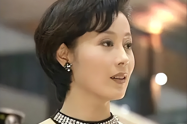 1994年，42岁的尤小刚为了温柔的邬倩倩，和原配妻子田歌离了婚。16年后，邬倩