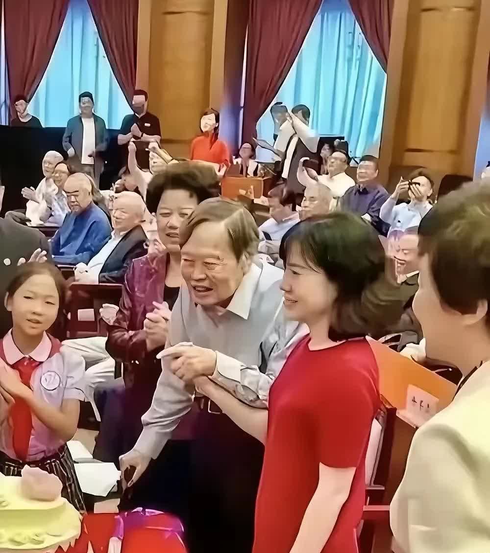 这是杨振宁在生日宴上的样子，一百多岁了，身边依然有个小娇妻！

最大的贏家，