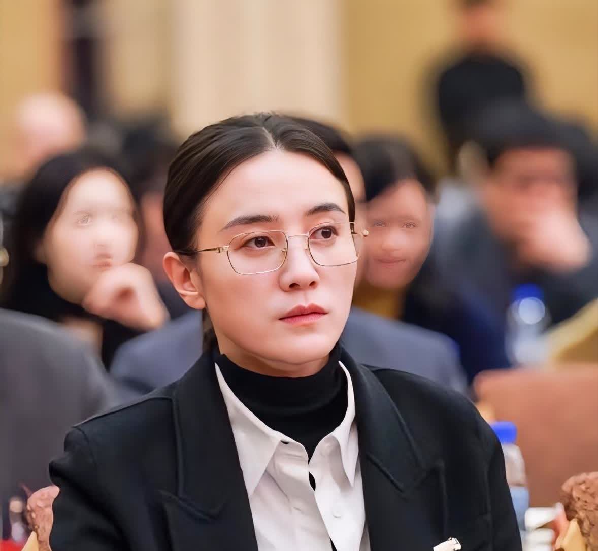 我预料到了宋佳很有内涵，

也预料到了职业对她来说是种热爱，

但万万没