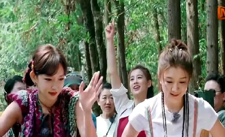 陈梦背12瓶水和程潇一起跑步上山。

这姐们儿扛着水就往前冲，背包带子勒得肩