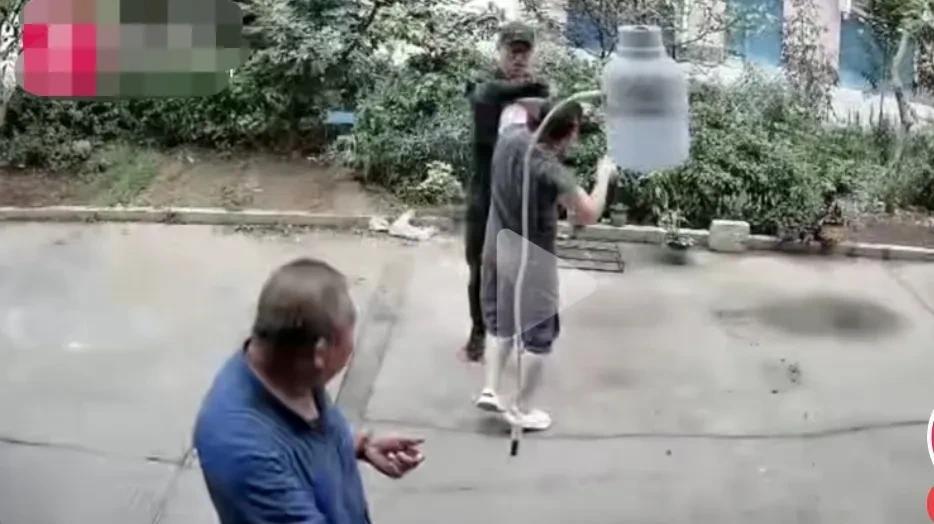 结婚22年两子非亲生。他这个大儿子上门抱摔名义上的父亲。
由此可见，他这个妈真是