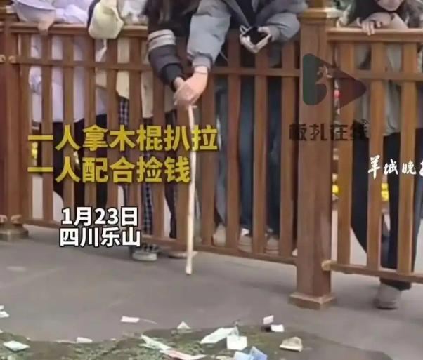 1月23日，两名女生光天化日下跟佛祖抢钱！还专挑百元大钞拿，遭围观群众多次劝阻，