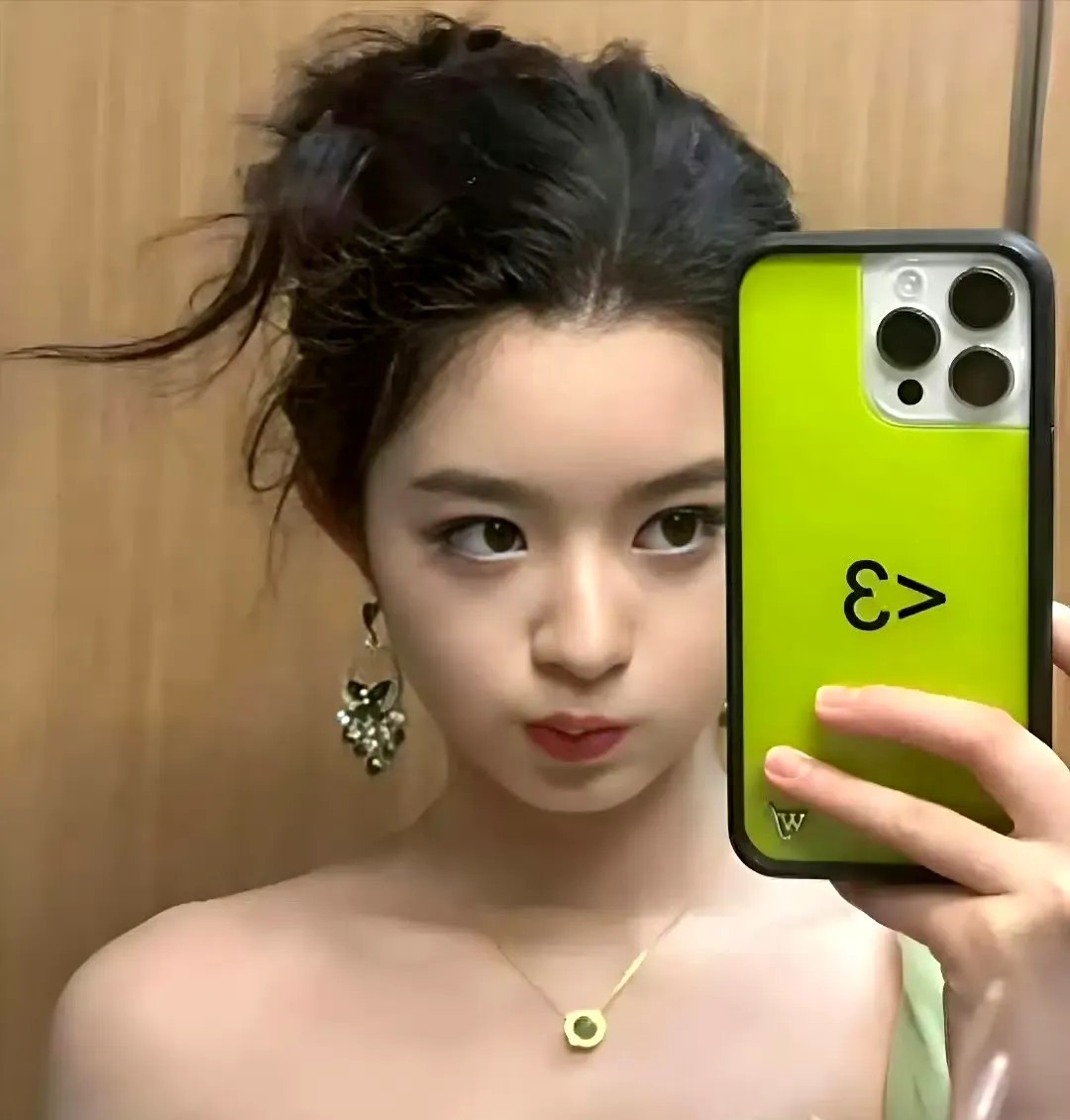 一个星途途无限的小姑娘，
因为一副假耳环被网暴到现在，
官方都澄清了很多人还不信