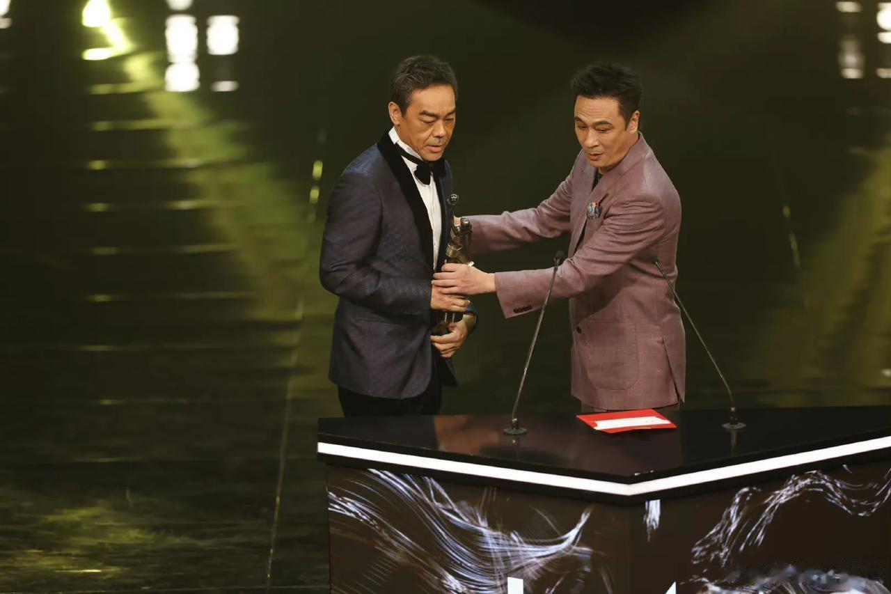 吴镇宇曾在金像奖颁最佳男主角奖，开玩笑说香港电影青黄不接是因为刘“青”云和“黄”