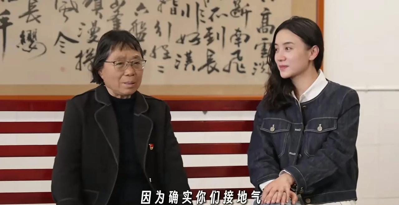 小宋佳重返华坪女高，看望张桂梅校长和孩子们。
张校长很喜欢小宋佳，见面就亲切拥抱